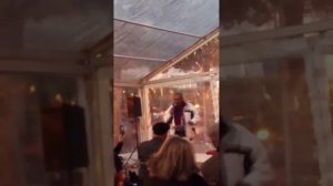 الشاعر المختار المختاري في قصيدة بخيمة الشعر في شارع الثورة
