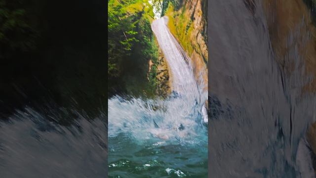 **👬💦🏞️**  
Групповой выезд на водопад!  
Ледяные брызги (+15.7°C) —  
восторг и мурашки!