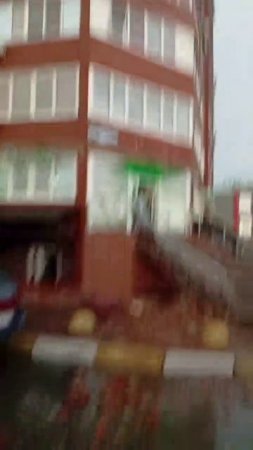 В Омске балкон рухнул прямо на женщину во время урагана