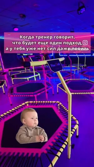 Серьезный маленький мальчик 👶