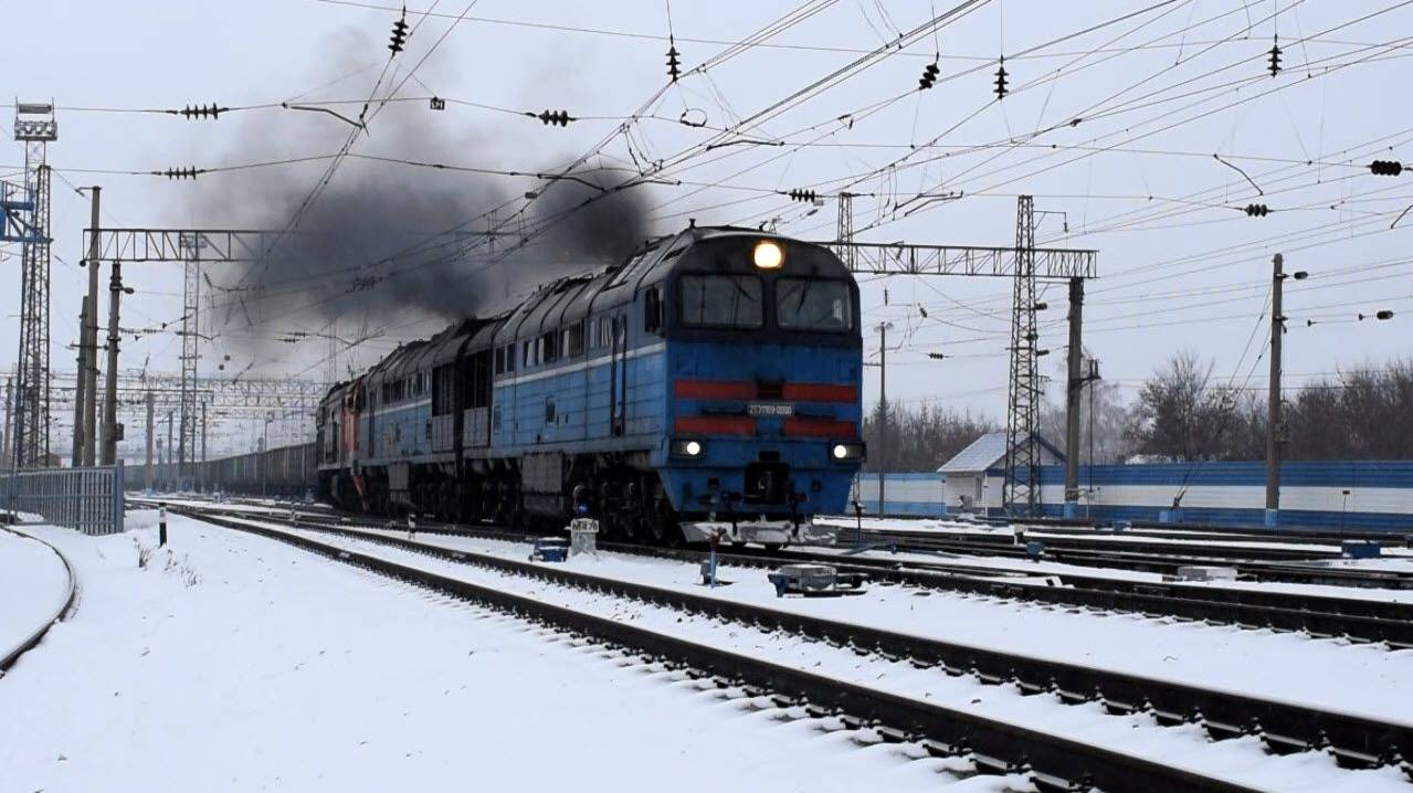 Тепловозы 2ТЭ116У-0090 и 2ТЭ10М-2280. Отправление двойной тяги и световое приветствие.