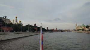 Посольство Англии прям напротив Кремля.