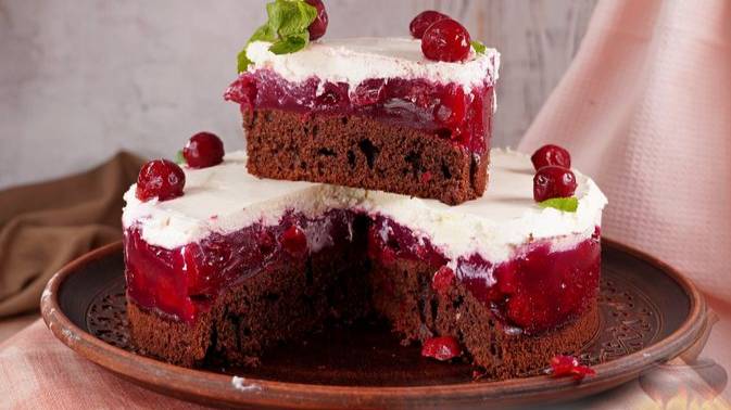 Станет предметом восхищения всех гостей чаепития. ШОКОЛАДНЫЙ ТОРТ С ВИШНЕЙ И КРЕМОМ