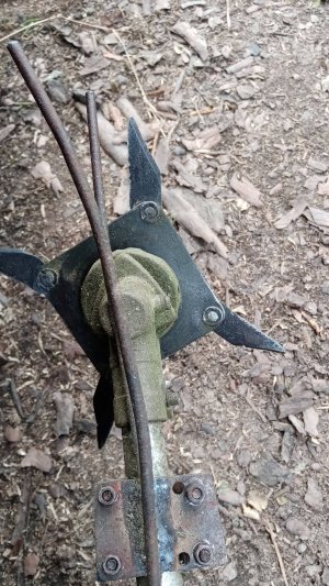 Приспособление для покоса и откидывание травы.