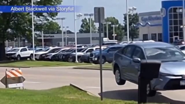 В американском штате Миссури из-за аномальной жары асфальт неожиданно треснул прямо перед машиной.