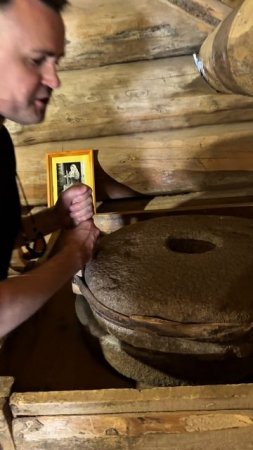 Здесь можно трогать историю руками: подержать старинную утварь, соткать половик на станке, помолоть