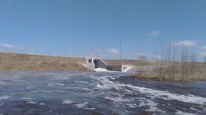 Оседлал весенний сброс воды из пруда