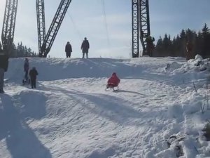 Вот качусь я в санках по горе крутой