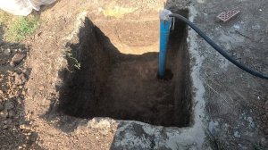 Как выкопать колодец для скважины. Траншея для водопровода.