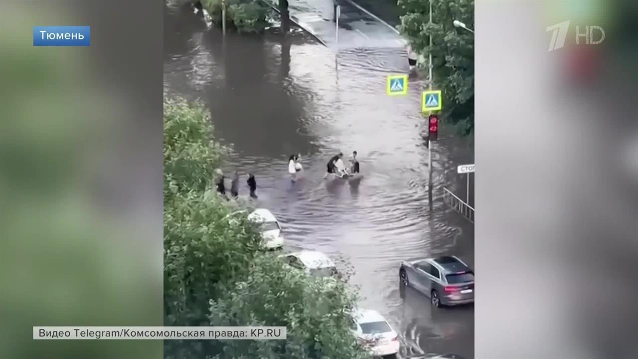 В Тюмени девушки провалились в воду на пешеходном переходе: видео