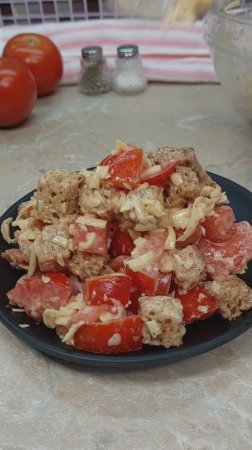 Салат из помидоров с сыром и сухариками