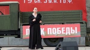 Ольга Сидоренко исполняет "А я иду, шагаю по Москве"