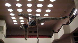 Воздушная гимнастка Любовь Соколова в МГАТТ "Гжель" на концерте к дню ВМФ - номер "Морячка"