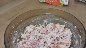 Быстрый салат из крабовых палочек с помидором. Сыр, майонез и зубчик чеснока. Салат за 5 минут