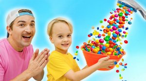 Влад и Ники. Крис и Приключения с волшебным душем с конфетами! Весёлое видео для детей.