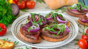 Брускетта с ростбифом вялеными томатами и рукколой