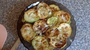 Жарим кабачки с моим любимым.Но любим сырокопчёную колбасу.Парадокс во всем.