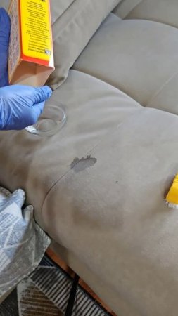 Необычный способ почистить диван от пятен, быстро и просто
