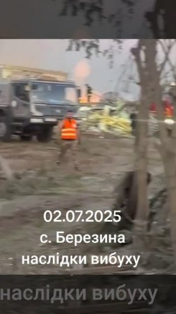 Последствия таинственного взрыва под Житомиром  На видео попали две грузовые фуры, стоявшие непо...