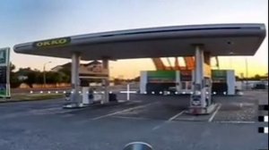 Наш оператор FPV-дрона на оптоволокне уничтожает АЗС в Херсоне