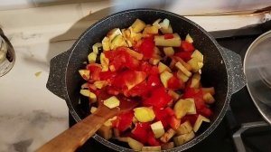 Тушим котлеты и овощи(в конце подаем к столу с шампанским)