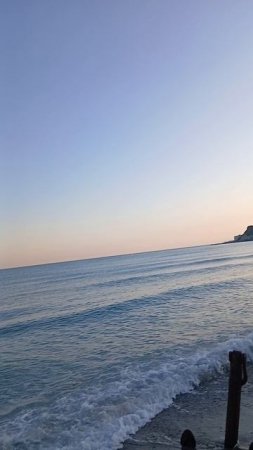 Якорь утопленный в песок на берегу Чёрного моря в пос. Архипо-Осиповка