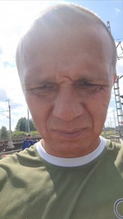Поезд едет по железной дороге