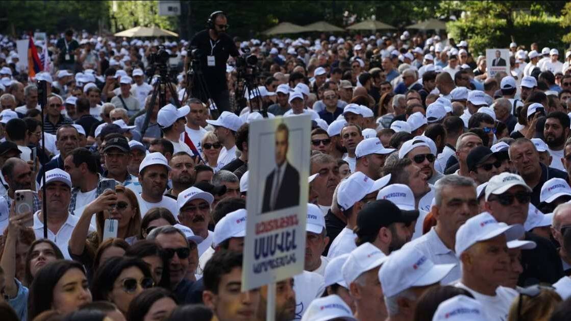 Свыше 20 тысяч человек вышли на митинг в поддержку Карапетяна в Армении