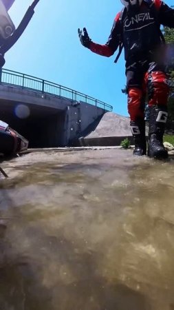 Очень опасное эндуро. Упал на мотоцикле в речку.