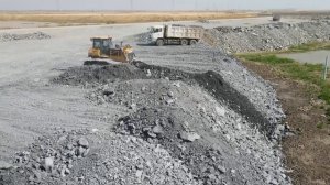 БУЛЬДОЗЕР  ЗАСЫПАЕТ ВОДОЕМ