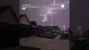 ⚡️🧨Фейерверк и молния сталкиваются в городке Мустанг, штат Оклахома, США