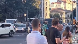 Хтели су да блокирају Теразијски тунел, а онда дође полиција и све их почисти..mp4