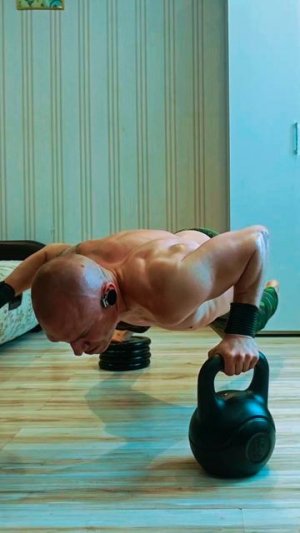 Отжимания на одной #nogymworkout #челленджы #спорт #shorts