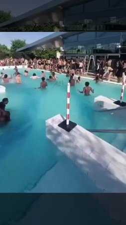 Власти швейцарского города Поррантрюи, запретили гражданам Франции посещать городские бассейны.