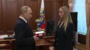 Владимир Путин передал Жанне Гудковой – вдове Героя России генерал-майора Михаила Гудкова – медал...