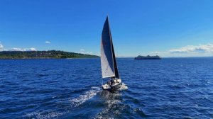 ⛵ Гармония паруса — тёмно-синяя лодка у побережья Эдмондса, Вашингтон