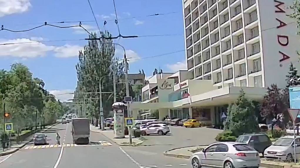 Два негодяя едва не сбивают женщину на пешеходном переходе. Донецк 2025. смотреть онлайн