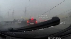 В Нижнем Новгороде шквал сорвал крышу кафе на проезжую часть и автомобили.