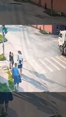 Пьный водитель снес троих пешеходов на перекрестке в Энгельсе