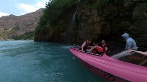 попали под водопад на катере Сулакский каньон