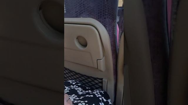 едем в автобусе в отель . время было 12 с чем-то утра