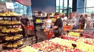 "Ну проедь 🤬": в Одессе, Украина, пожилой мужчина в магазине не узнал себя в зеркальном отражении.