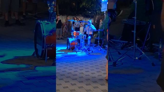 Не смотря на отсутствие отдыхающих,барабанщик на своём месте