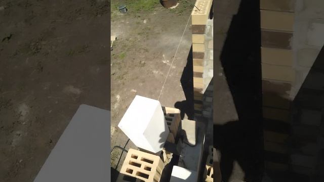 Строение из кирпича, экономия каждого четвёртого ряда кирпича и плюс воздушные утепление.