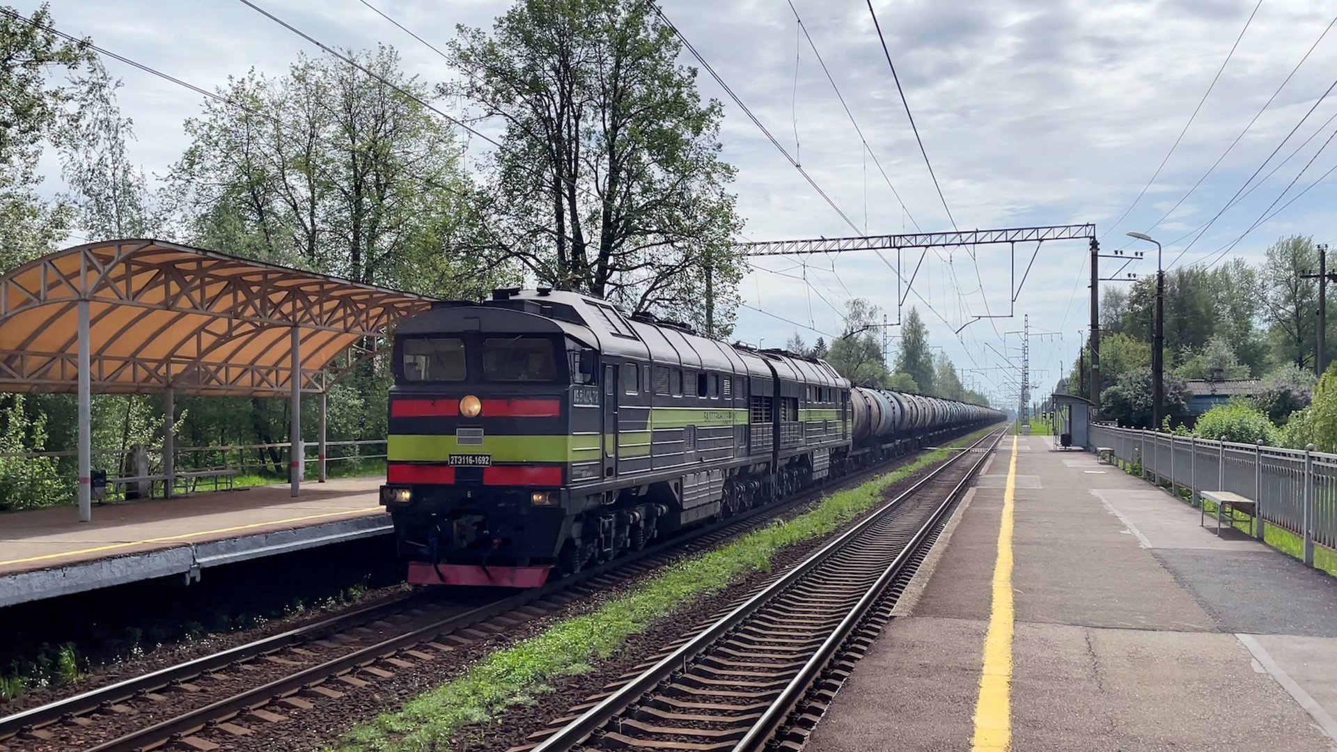 Тепловоз 2ТЭ116-1696 с грузовым поездом смотреть онлайн