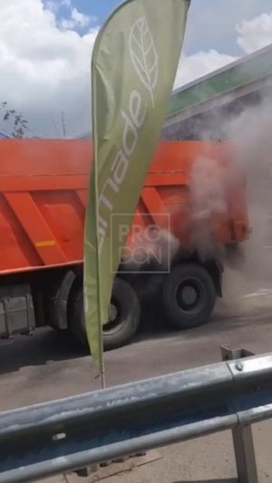 В Аксае, на АЗС «Эксон-Ойл» на улице Западной, загорелся КамАЗ.