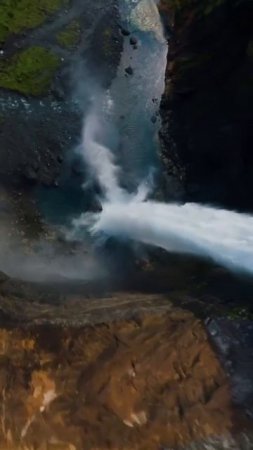 Исландские водопады питаются ледниковой водой и часто скрыты вдали от дорог.