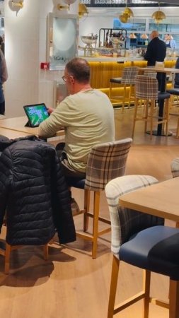 Всегда в переполненных кафе есть некто с компом, кто просто столик занимает