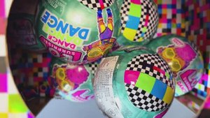 L.O.L. DANCE !!! Кукла ЛОЛ танцует, фонарик раскроет секрет наряда!!!! Распаковка сюрпризов!!!