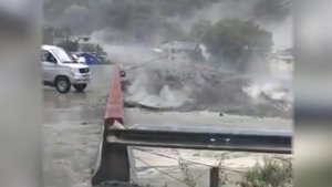 В Китае после проливных дождей сошел оползень